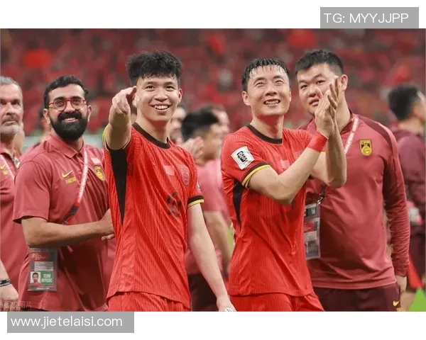 足球明星与媒体合照展现友谊与合作的精彩瞬间引发球迷热议